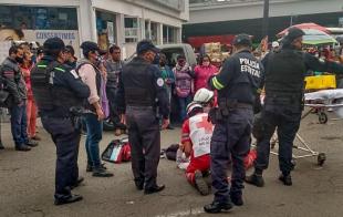 La avenida Isidro Fabela fue cerrada al tráfico vehicular, mientras paramédicos de la Cruz Roja atendían a la mujer