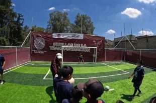 Isaac Montoya Márquez entregó la rehabilitación de la cancha El Zapatito en Lomas de Chamapa.