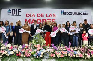 Romina Contreras y Enrique Vargas del Villar encabezaron la entrega de apoyos durante el festejo del Día de las Madres.