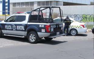 El cuerpo se halló a bordo de un vehículo Nissan Versa con cromática de taxi