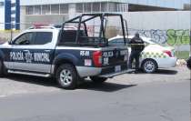 El cuerpo se halló a bordo de un vehículo Nissan Versa con cromática de taxi