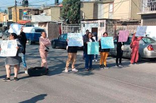 Padres bloquearon Eje 8 y exigieron a la dirección atender casos de bullying y reforzar la seguridad del plantel.