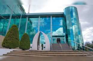 El organismo solicitó la suspensión del elemento y atención integral para la mujer afectada mientras avanza la investigación.