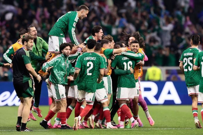 Selección Mexicana celebra su victoria 2-0 sobre Ecuador en el Estadio Azteca.
