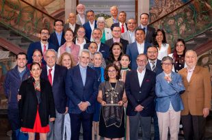 Recibe reconocimiento a la eficacia femenina y plantea fortalecer vínculos entre universidad, sociedad y sector público.