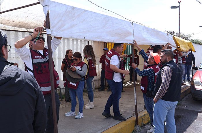 Personal del Ayuntamiento de Toluca retiró estructuras de comercio informal y vehículos que obstruían los accesos a los hospitales Adolfo López Mateos e ISSEMyM Regional Toluca.