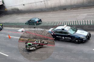El conductor perdió el control de su motocicleta y cayó desde el puente vehicular ubicado en la conexión de Alfredo del Mazo con Paseo Tollocan.