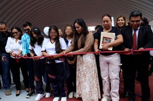 La presidenta municipal de Zumpango, Roselia Veridiana García Alquicira, durante la inauguración de uno de los nuevos arcotechos.