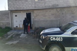 Se encontraba recostado en una cama, cubierto con las cobijas y la cabeza destrozada
