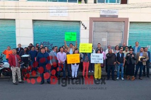 Según los manifestantes, la orden de cierre provino de la responsable del área