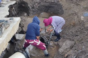 Cuadrillas del OAyST realizan trabajos de reparación y sustitución de tubería en San Buenaventura para evitar fugas y restablecer el suministro de agua.