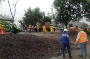 Obreros cayeron y quedaron en medio del material