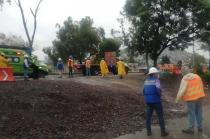 Obreros cayeron y quedaron en medio del material