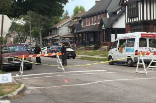 Elementos policiales desplegaron un operativo en la zona tras el tiroteo registrado cerca del festival comunitario Old West End.