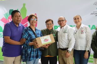 El alcalde de Zinacantepec, Manuel Vilchis Viveros, en compañía de su esposa y presidenta honorífica del DIF municipal, Jessica Ríos Lara, encabezó el arranque del programa “Juntos, Repartiendo Logros”.
