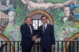 Ricardo Moreno, presidente municipal de Toluca, y Toferry Primanda Soetikno, embajador de Indonesia en México.