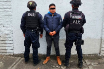 Durante patrullajes preventivos en el libramiento Antonio Huitrón, en Jilotepec, policías estatales detuvieron a Carlos “N”, de 24 años.
