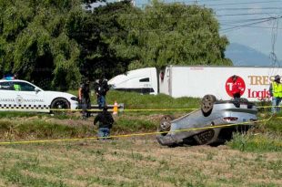 Automóvil termina con las llantas hacia arriba; conductor fallece en el lugar