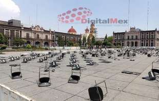 Feministas que permanecen en plantón frente a la Cámara de Diputados Local desde el pasado 8 de marzo, tiraron lo instalado