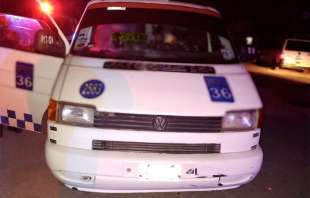 Testigos alertaron sobre el hombre dentro de la camioneta tipo Eurovan de la marca Volkswagen de transporte público