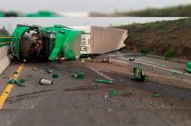 La volcadura provocó una carambola con tres vehículos y afectó la circulación en la autopista.