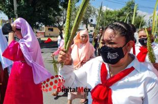 Los feligreses compran y bendicen la palma para conmemorar la entrada de Jesucristo a Jerusalén.