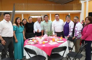 Autoridades municipales y madres de familia participaron en el festejo organizado por el Ayuntamiento y el DIF Lerma.