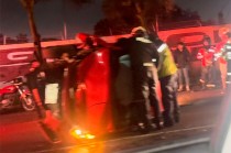 En el sitio quedó volcado un vehículo compacto