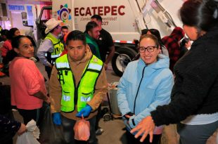 Azucena Cisneros supervisó las rutas nocturnas de recolección de basura implementadas en colonias de la zona alta de Ecatepec.