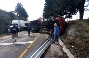 La pesada unidad quedó bloqueado totalmente la carretera lo que provocó un caos vial