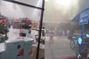 Vista del incendio en la plaza comercial Fiesta de Las Palmas, en Los Mochis, Sinaloa.