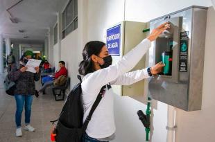 El agua purificada es para consumo de la comunidad universitaria.