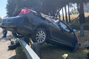 Debido al impacto, el auto perdió una llanta en la delegación de Santa María Totoltepec.