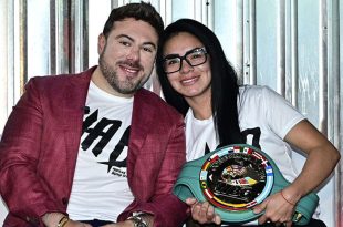 La mexiquense Jacky Calvo recibió en el gimnasio The Jab Del Valle oficialmente su cinturón Continental Latino de peso supermosca del WBC.