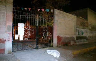 Dejan cadáver de mujer frente a parroquia de Neza