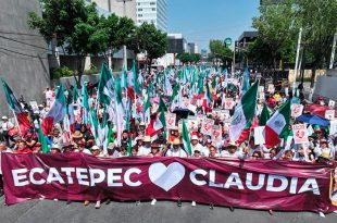 La alcaldesa de Ecatepec encabezó un contingente que acudió a Tlalnepantla para seguir el mensaje de la presidenta Claudia Sheinbaum.