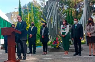 Frente al monumento que conmemora la fecha de construcción de la Facultad de Ciencias Políticas se conmemoró el Día de la Libertad de Expresión.