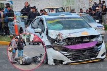 El vehículo involucrado, un taxi Nissan Versa, fue localizado abandonado en la zona después del impacto contra una motocicleta donde viajaban las víctimas.