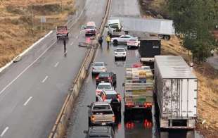 El tráiler del servicio público federal quedó atravesado en tres carriles