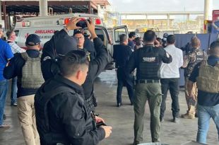 Autoridades mexicanas entregaron a Estados Unidos, en el Puente Internacional, a los dos ciudadanos hallados con vida.