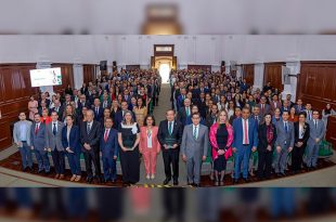 La rectora de la UAEMéx, Martha Patricia Zarza Delgado, entregó el Galardón al Mérito Jurídico a Paula Melgarejo Salgado y Héctor Macedo García durante la conmemoración del Día de las y los Abogados.