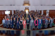 La rectora de la UAEMéx, Martha Patricia Zarza Delgado, entregó el Galardón al Mérito Jurídico a Paula Melgarejo Salgado y Héctor Macedo García durante la conmemoración del Día de las y los Abogados.