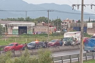Un camión se impactó contra el muro de contención en el Circuito Exterior Mexiquense, a la altura de Tultepec.