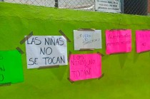 El docente obligó a los niños a salir del salón y se quedó únicamente con las niñas