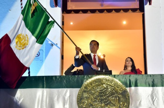 Ante miles de asistentes reunidos en la Plaza Cívica, el presidente municipal de Almoloya de Juárez, Oscar Sánchez García, encabezó el Grito de Independencia.