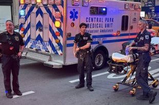Elementos policiales y cuerpos de emergencia desplegaron un operativo tras el ataque con arma blanca registrado en Penn Station, Nueva York.