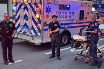 Elementos policiales y cuerpos de emergencia desplegaron un operativo tras el ataque con arma blanca registrado en Penn Station, Nueva York.