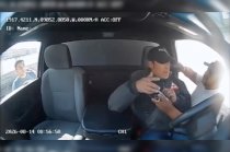 Uno de los presuntos asaltantes detectó la cámara de seguridad antes de retirarse; su cómplice golpeó al transportista con la cacha de un arma.