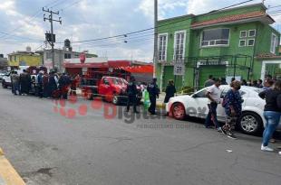 La víctima quedó a un costado de una camioneta roja