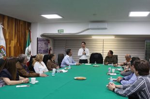 Elías Rescala se reúne con colonos de Ciudad Satélite, en Naucalpan, donde presentó su agenda legislativa en seguridad y manejo de residuos.